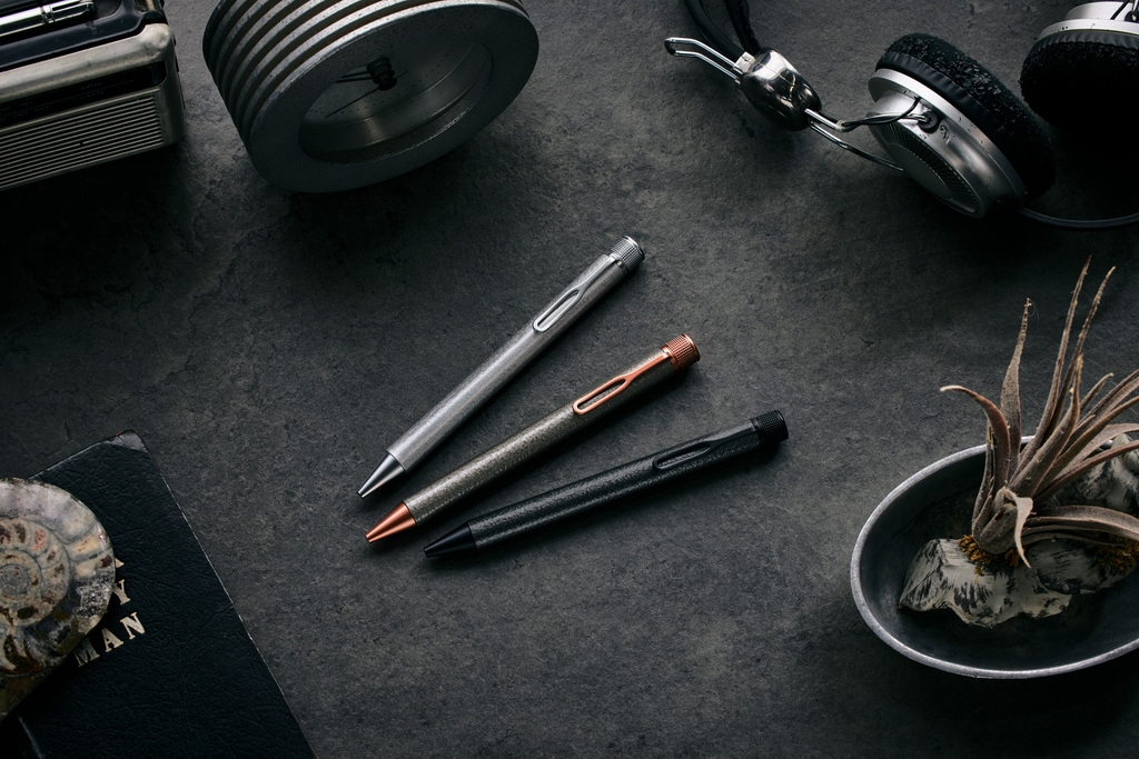 ハンマートーン塗装による凹凸感のある表情豊かなデザイン 「かく